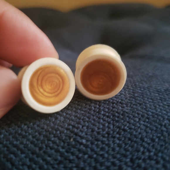 Gold/ Cream Plug - Picture 2 of 3